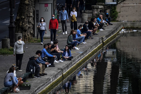 Déconfinement des parisiens au Canal Saint-Martin à Paris après 53 jours de confinement en France. (Photo : Christophe ARCHAMBAULT / AFP) (Photo by CHRISTOPHE ARCHAMBAULT/AFP via Getty Images)