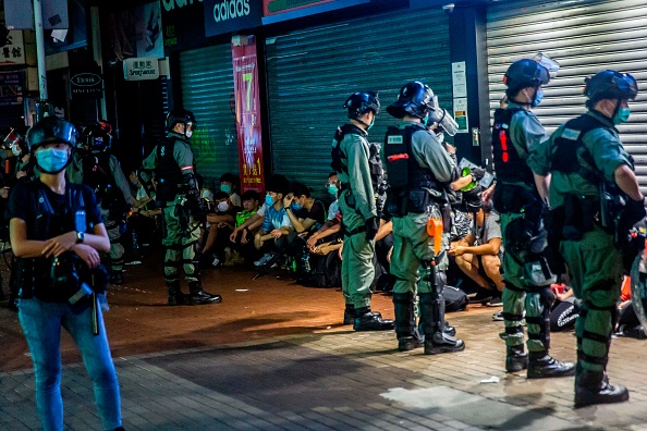 La police arrête un groupe de personnes lors d'une manifestation en faveur de la démocratie appelant à l'indépendance de la ville à Hong Kong le 10 mai 2020. (Photo : ISAAC LAWRENCE/AFP via Getty Images)