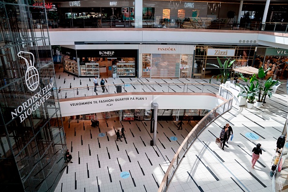 -Les premiers clients reviennent à Field's, Shopping Center, à Copenhague, au Danemark, après le verrouillage pour empêcher la propagation de la maladie à coronavirus le 11 mai 2020. Les grands magasins, centres commerciaux et autres détaillants ont été autorisés à ouvert lundi Photo de Liselotte SABROE / Ritzau Scanpix / AFP via Getty Images.