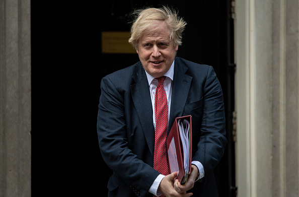 Le Premier ministre britannique Boris Johnson quitte le 10 Downing Street pour faire une déclaration sur le coronavirus aux députés au Parlement le 11 mai 2020 à Londres, au Royaume-Uni. (Photo : Chris J Ratcliffe/Getty Images)