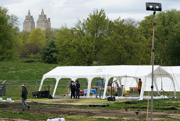 -Un hôpital de campagne installé dans Central Park à New York, est démantelé le 11 mai 2020. Photo de TIMOTHY A. CLARY / AFP via Getty Images.