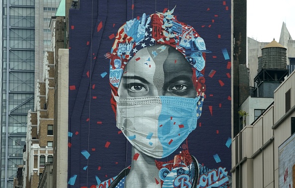 -Une fresque honorant les travailleurs de la santé au Montefiore Medical Center dans le Bronx est visible à Manhattan le 11 mai 2020 à New York, une image représentative de la protection, du masque. Photo de TIMOTHY A. CLARY / AFP via Getty Images.