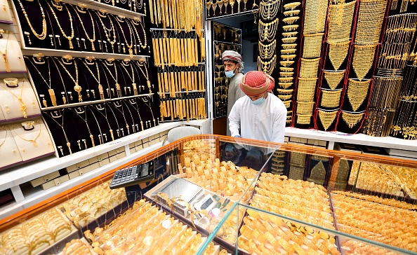 -Une bijouterie au Dubaï Gold Souk dans l'émirat du Golfe le 13 mai 2020. Photo par KARIM SAHIB / AFP via Getty Images.