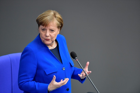 -La chancelière allemande Angela Merkel répond aux questions des parlementaires au Bundestag, la chambre basse du Parlement, le 13 mai 2020 à Berlin. Photo de John MACDOUGALL / AFP via Getty Images.