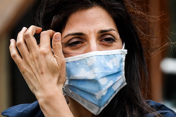 Le maire de Rome, Virginia Raggi, portant un masque facial, le 13 mai 2020 dans le quartier de Castel di Leva à Rome, pendant le confinement du pays visant à freiner la propagation de l'infection du virus de Wuhan. (Photo : ANDREAS SOLARO/AFP via Getty Images)