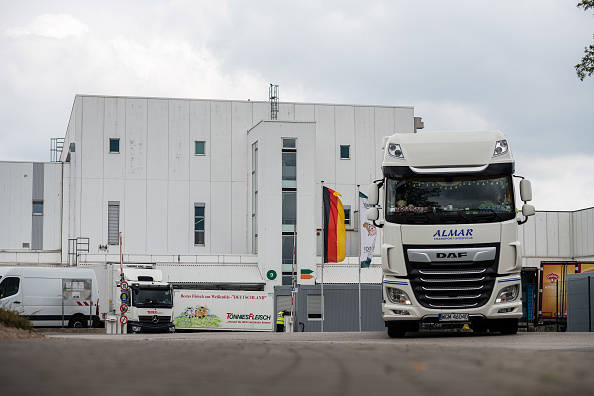 -Des usines de transformation de la viande en Allemagne effectuent des tests Covid-19 sur des employés à l'échelle nationale à la suite de plusieurs centaines d'infections récemment dans une usine de l'ouest de l'Allemagne. Photo de Jens Schlueter / Getty Images.