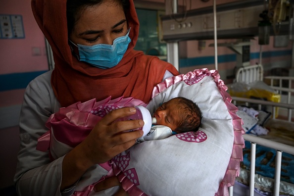 Une infirmière nourrit un nouveau-né après une attaque armée contre une maternité, à Kaboul, le 15 mai 2020.
(Photo : WAKIL KOHSAR/AFP via Getty Images)