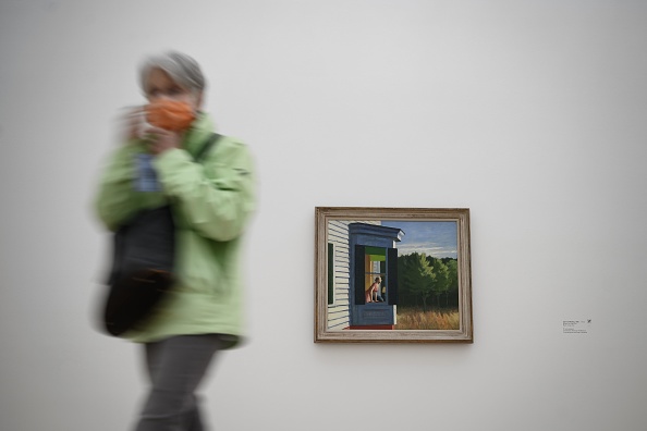 -Vu comme le "peintre du moment, à l'heure du coronavirus" avec ses personnages enfermés et solitaires et ses espaces vides, Edward Hopper, expose à la Fondation Beyeler à Riehen près de Bâle, le 15 mai 2020. Photo de FABRICE COFFRINI / AFP via Getty Images.
