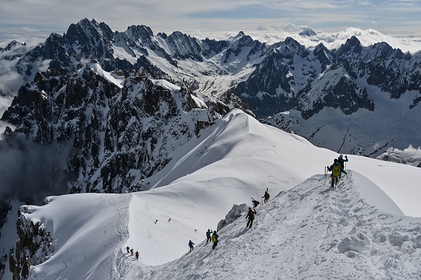 -Les alpinistes skient jusqu'à la Vallée Blanche, une vallée glaciaire située dans le massif du Mont-Blanc, depuis le pic de l'Aiguille du Midi à Chamonix, le 16 mai 2020, le premier jour de la réouverture. Photo de Philippe DESMAZES / AFP via Getty Images.