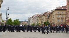 La police empêche une manifestation antigouvernementale à Varsovie