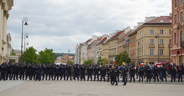 La police bloque la rue lors d'un rassemblement des entrepreneurs polonais qui manifestent dans le centre de Varsovie le 16 mai 2020 pour faire pression pour que le gouvernement aide davantage les entreprises à survivre pendant la pandémie de COVID-19. (Photo : JANEK SKARZYNSKI/AFP via Getty Images)