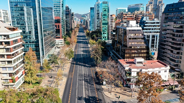 Vue aérienne d'une avenue vide à Santiago, le 16 mai 2020, durant la quarantaine totale obligatoire en raison de la pandémie de coronavirus. (Photo : MARTIN BERNETTI/AFP via Getty Images)