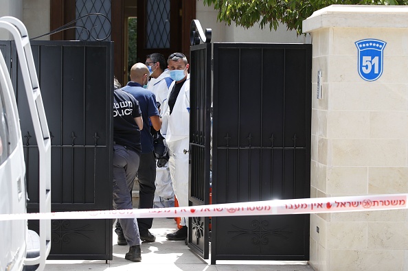 Des médecins israéliens et des membres de la sécurité pénètrent dans la maison bouclée de l'ambassadeur chinois où il a été retrouvé mort, à Herzliya, à la périphérie de Tel Aviv, le 17 mai 2020. Photo de Jack GUEZ / AFP via Getty Images.