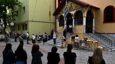 Grèce: les églises orthodoxes rouvrent leurs portes, donnent la communion