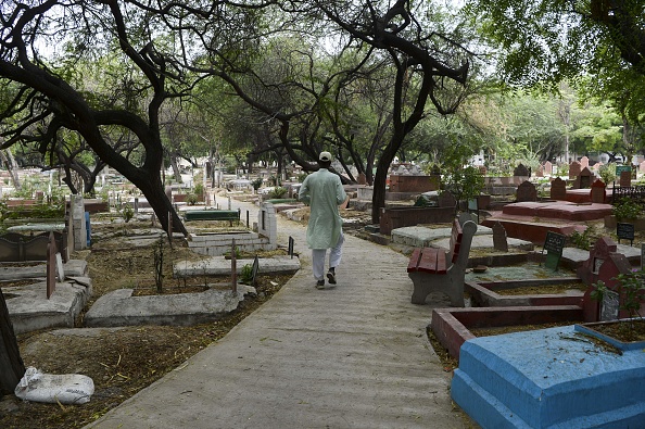 -Le fossoyeur Mohammed Shamim revient à son domicile après l'enterrement d'une victime du coronavirus COVID-19 à New Delhi. Shamim est un fossoyeur de troisième génération, mais maintenant un frisson lui monte même la colonne vertébrale chaque fois qu'il voit un corbillard s'arrêter au cimetière de New Delhi. Photo par Sajjad HUSSAIN / AFP via Getty Images.