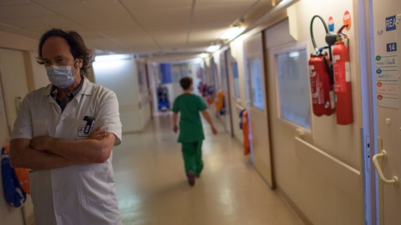 Un médecin se tient dans un couloir du service de soins intensifs du CHU de Nantes, le 19 mai 2020 à Nantes (Photo by LOIC VENANCE/AFP via Getty Images)