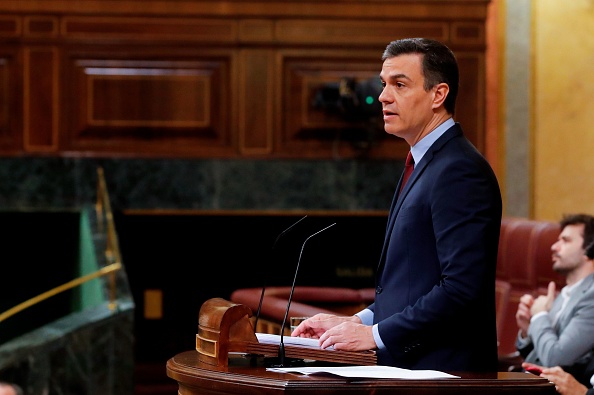 Le Premier ministre espagnol, Pedro Sanchez, prononce un discours lors d'une séance plénière parlementaire à la Chambre basse du Parlement espagnol, à Madrid, le 20 mai 2020. (Photo : ANDRES BALLESTEROS/POOL/AFP via Getty Images)
