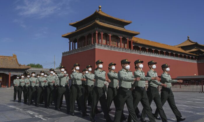 Les policiers paramilitaires défilent devant la Cité interdite, près de la place Tian'anmen à Pékin, en Chine, le 20 mai 2020. (Kevin Frayer/Getty Images)