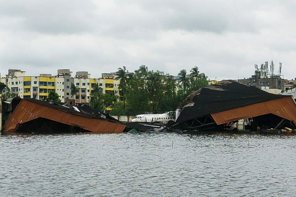 Un hangar effondré à l'aéroport international inondé de Netaji Subhas Chandra Bose après l'arrivée du cyclone Amphan à Kolkata le 21 mai 2020. (Photo : -/AFP via Getty Images)