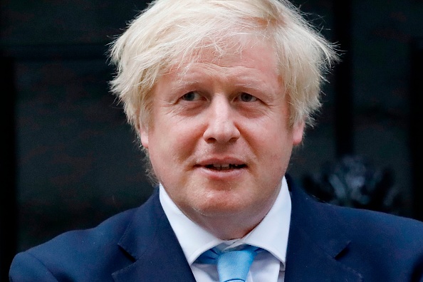 Le Premier ministre britannique Boris Johnson participe à un "applaudissement national" pour remercier le travail des travailleurs du NHS (National Health Service) britannique, à l'extérieur du 10 Downing Street à Londres le 21 mai 2020. (Photo b:TOLGA AKMEN/AFP via Getty Images)