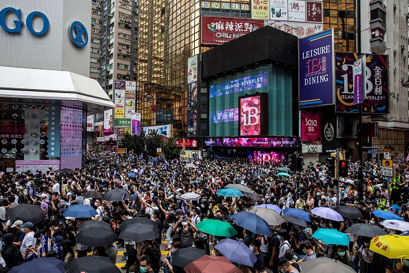 -Des manifestants en faveur de la démocratie se réunissent dans le quartier de Causeway Bay à Hong Kong le 24 mai 2020, contre une proposition de promulguer une nouvelle législation en matière de sécurité à Hong Kong. Photo par ISAAC LAWRENCE / AFP via Getty Images.