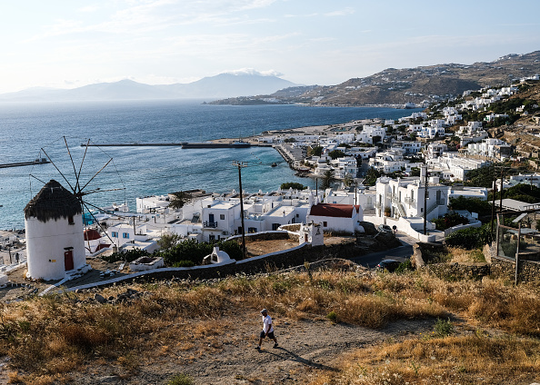 Le Vieux-Port de Mykonos au début de la saison touristique retardée le 25 mai 2020 à Mykonos, Grèce. (Photo : Byron Smith/Getty Images)