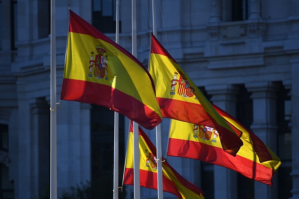 Les drapeaux espagnols sont mis en berne le premier jour des 10 jours de deuil national à partir de ce mercredi 27 mai, en mémoire des victimes du virus du PCC*, qui a causé la mort de plus de 27 000 personnes dans le pays. (Photo : GABRIEL BOUYS/AFP via Getty Images)