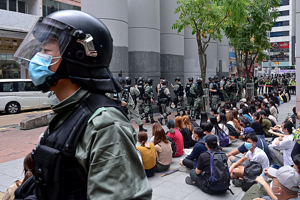 -Des manifestants de Hong Kong arrêtés par la police anti-émeute lors d'un rassemblement contre la loi chinoise sur la sécurité nationale dans le district de Causeway Bay le 27 mai 2020 à Hong Kong. photo de Billy HC Kwok / Getty Images.