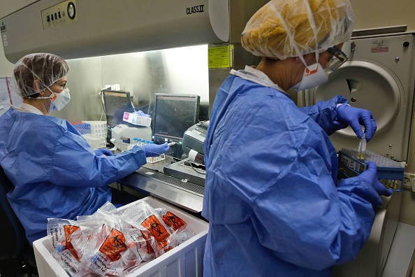 -Israël le 27 mai 2020. Le HMO laboratoire israélien Maccabi exploite l'un des plus grands laboratoires médicaux automatisés au monde qui effectue plusieurs milliers de tests par jour, où des tests nombreux et divers sont effectués sans intervention humaine. Photo de GIL COHEN-MAGEN / AFP via Getty Images.