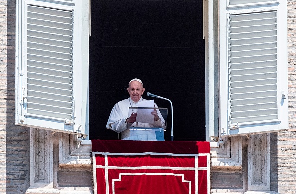 -Le pape François s'adresse à la foule depuis la fenêtre du palais apostolique donnant sur la place Saint-Pierre lors de la prière de Regina Coeli, le 31 mai 2020, au Vatican. Photo de Tiziana FABI / AFP via Getty Images.