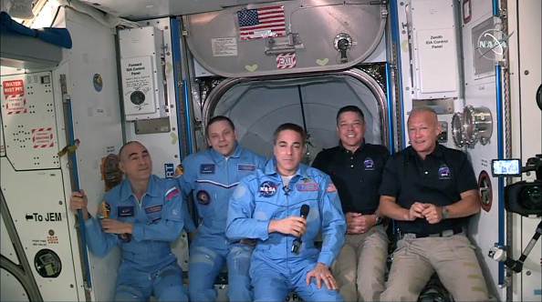 Dans cette capture d'écran de la NASA, les astronautes Doug Hurley (à droite) et Bob Behnken (2e à droite) rejoignent l'astronaute de la NASA Chris Cassidy (au centre) et les cosmonautes russes, Anatoly Ivanishin (à gauche) et Ivan Vagner (2e à gauche) à bord de la Station spatiale internationale après amarrage avec succès de la capsule Dragon de SpaceX le 31 mai 2020. (Photo : NASA via Getty Images)