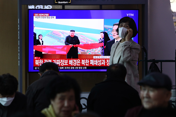 -Sur un écran de télévision est rapporté lors d’une émission d’information le 02 mai 2020. Le leader nord-coréen Kim Jong-un a assisté à une cérémonie d'inauguration d’une usine d'engrais. Photo de Chung Sung-Jun / Getty Images.