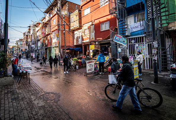 Les gens achètent des produits d'épicerie sur les marchés locaux du bidonville "Barrio 31" le 08 mai 2020 à Buenos Aires, Argentine. (Photo : Marcelo Endelli/Getty Images)
