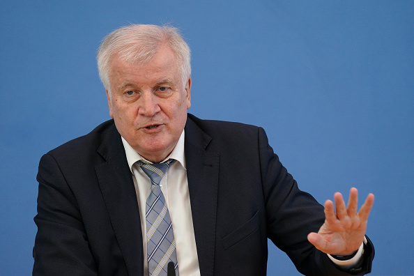 Le ministre allemand de l'Intérieur, Horst Seehofer, s'adresse aux médias pour annoncer de nouvelles politiques concernant les frontières de l'Allemagne durant la pandémie de COVID-19, le 13 mai 2020 à Berlin, en Allemagne. (Photo : Sean Gallup - Pool/Getty Images)