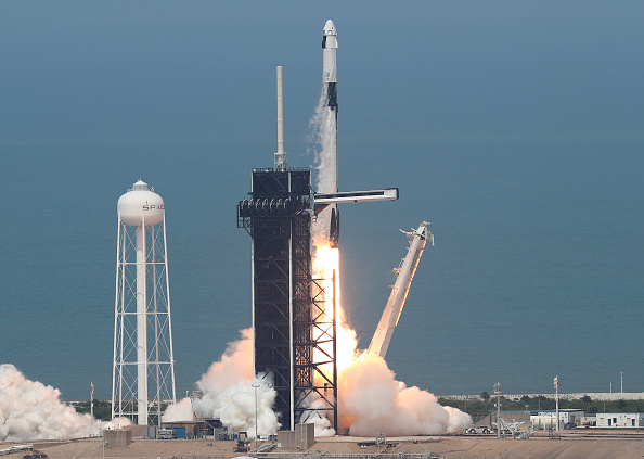 La fusée SpaceX Falcon 9 et le vaisseau spatial Crew Dragon décollent de la rampe de lancement 39A au Kennedy Space Center le 30 mai 2020 à Cape Canaveral, en Floride. (Photo : Joe Raedle/Getty Images)