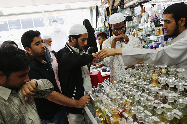 -Illustration- Les membres de la communauté musulmane sentent les parfums lorsqu'ils font des achats de dernière minute pour l'Aïd le dernier jour du Ramadan à Londres, en Angleterre. Photo de Dan Kitwood / Getty Images.