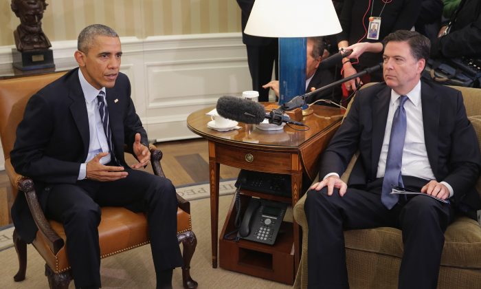Le président Barack Obama et le directeur du FBI James Comey (à droite) dans le Bureau ovale de la Maison-Blanche à Washington, le 3 décembre 2015. (Chip Somodevilla/Getty Images)