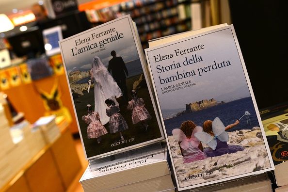 -Illustration- Des livres de l'écrivaine italienne Elena Ferrante dans une librairie à Rome. Photo doit se lire GABRIEL BOUYS / AFP via Getty Images.