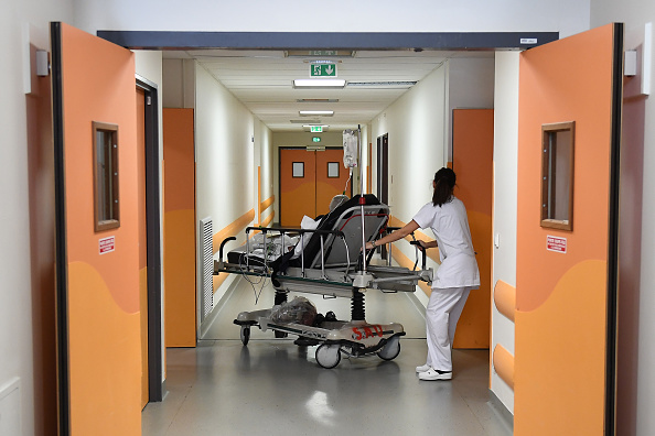 -Le personnel médical travaille dans la salle d'urgence de l'hôpital de la Timone à Marseille. Photo BORIS HORVAT / AFP via Getty Images.
