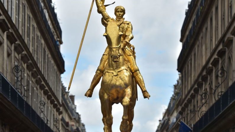 Illustration Statue de Jeanne d'Arc (Photo credit should read CHRISTOPHE ARCHAMBAULT/AFP via Getty Images)