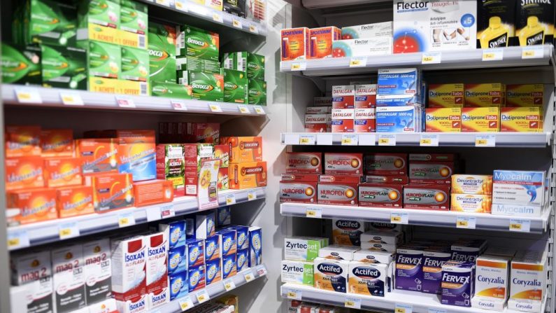 Des vitamines dans une pharmacie (STEPHANE DE SAKUTIN/AFP via Getty Images)