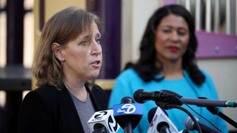 Susan Wojcicki (à gauche), directrice générale de YouTube, s'exprime devant le maire de San Francisco, London Breed (à droite), lors d'une conférence de presse organisée par Hamilton Families à San Francisco, en Californie, le 21 novembre 2019. (Justin Sullivan/Getty Images)