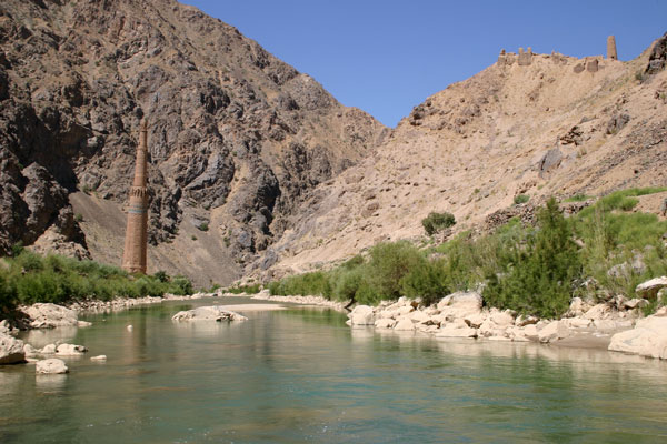 -Des Afghans, venant de la province de Hérat, ont franchi illégalement la frontière iranienne, ils ont été forcés de traverser un fleuve séparant les deux pays, dans lequel certains se sont noyés. Image de Wikipédia de David C. Thomas.