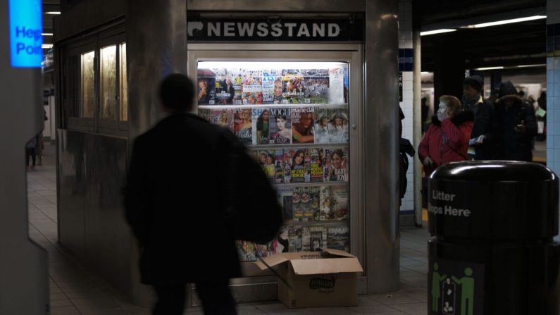Un kiosque à journaux dans le métro de Brooklyn à New York le 21 mars 2019. (Spencer Platt/Getty Images)