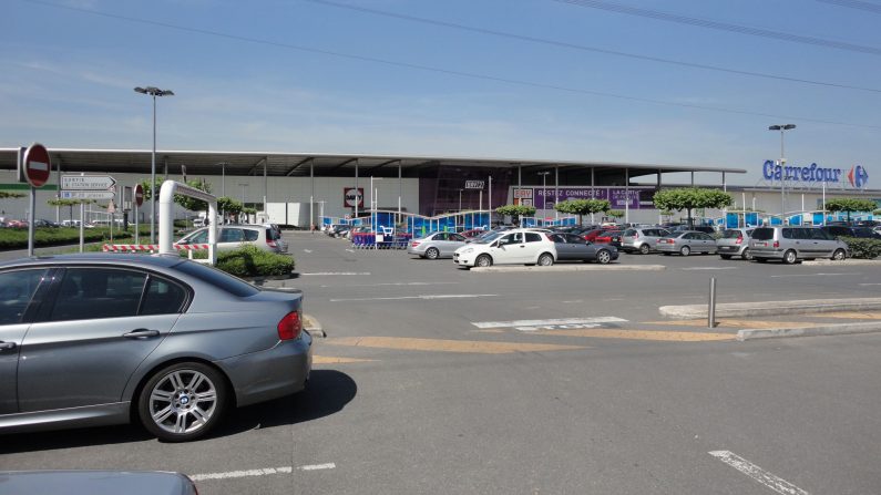 Vue du parking du centre commercial Bay 2. Photo d'illustration. Crédit : Griolin – Wikimedia Commons. 