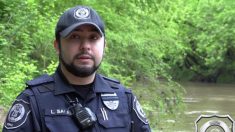 Un policier décrit comme un héros pour avoir plongé dans une rivière gelée pour sauver deux adolescents de la noyade