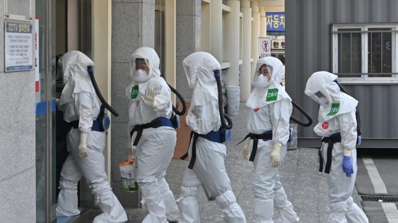 Des infirmières sud-coréennes portant des équipements de protection arrivent pour leur quart de travail afin de soigner les patients infectés par le virus du PCC à l'hôpital universitaire Keimyung de Daegu Dongsan, à Daegu, le 29 avril 2020. (Jung Yeon-je/AFP/Getty Images)