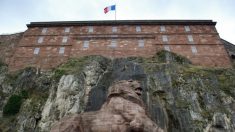 Coronavirus : la statue monumentale du Lion de Belfort affublée d’un masque de protection géant