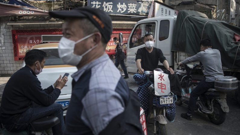 Les travailleurs migrants sont dans la rue à Wuhan, en Chine, en attente d'un emploi le 9 avril 2020. (Getty Images)