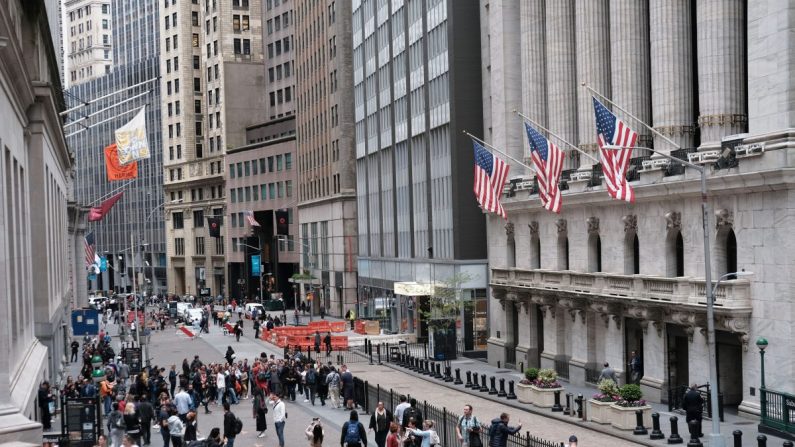 Le 6 mai 2019, des personnes marchent devant la Bourse de New York (NYSE) à New York. (Spencer Platt/Getty Images)
